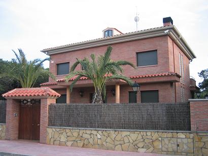 Casas unifamiliares construídas en el nuevo tramo de la calle Cunit de Central Mar